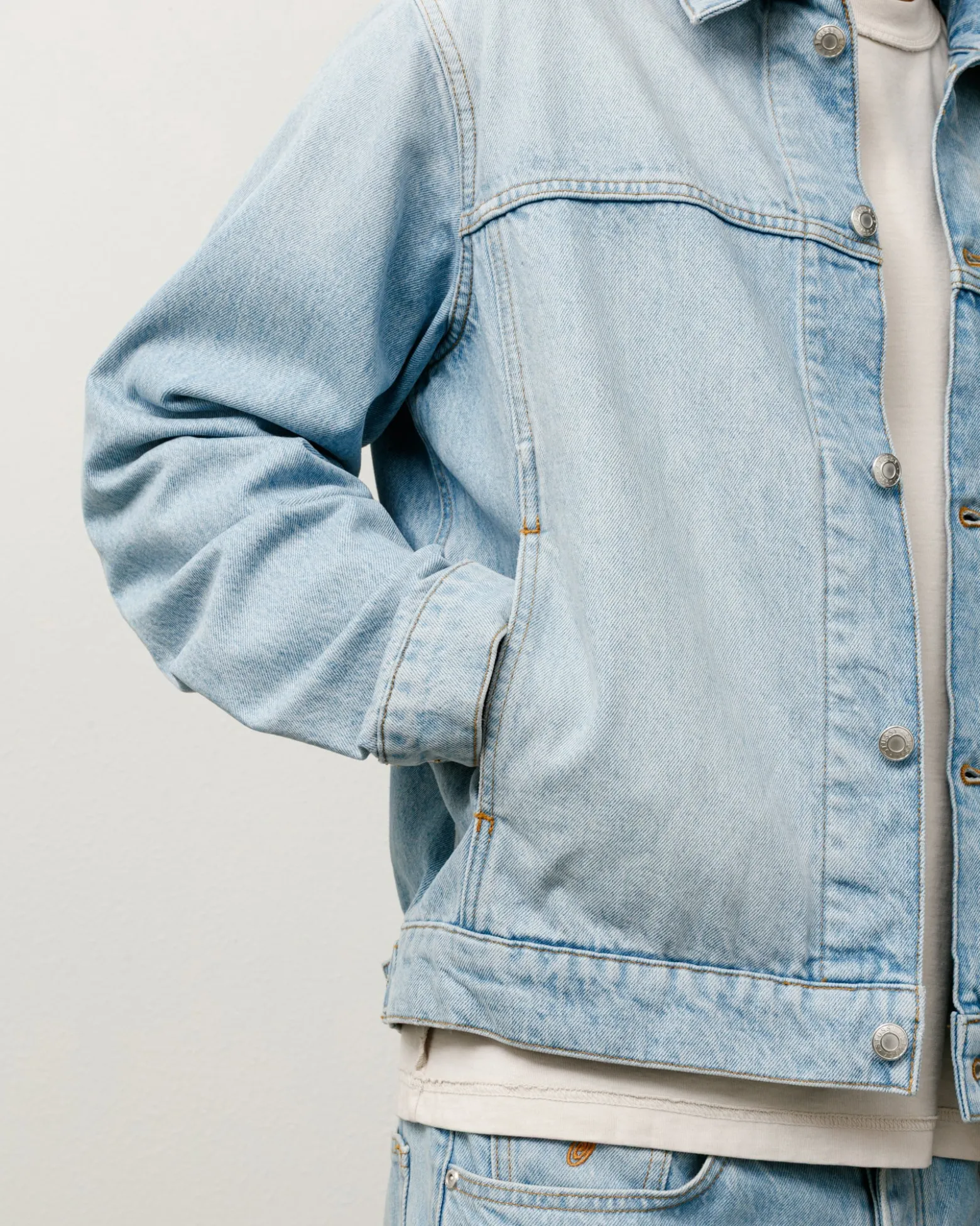 DENIM TRUCKER JACKET